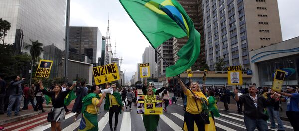 Una manifestación en Sao Paulo tras el anuncio de la destitución de Dilma Rousseff - Sputnik Mundo