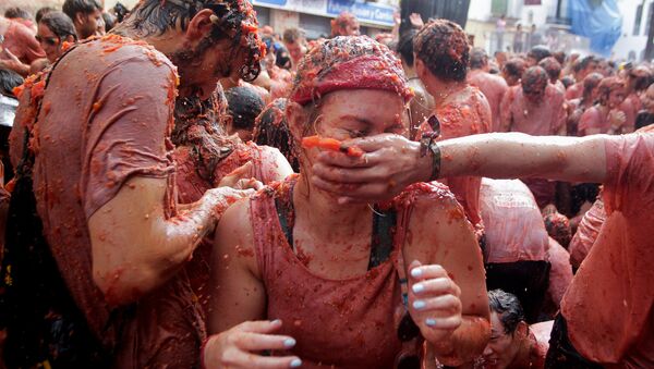 Personas participaron en la tradicional Tomatina en España - Sputnik Mundo