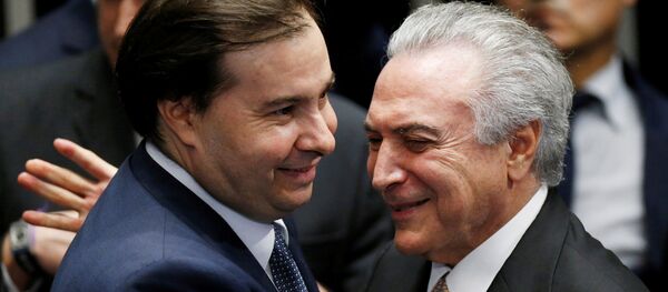 Presidente de la Cámara de Diputados, Rodrigo Maia, y presidente de Brasil, Michel Temer - Sputnik Mundo