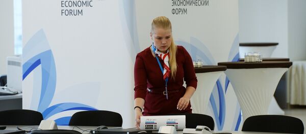 Una voluntaria del Foro Económico Oriental - Sputnik Mundo