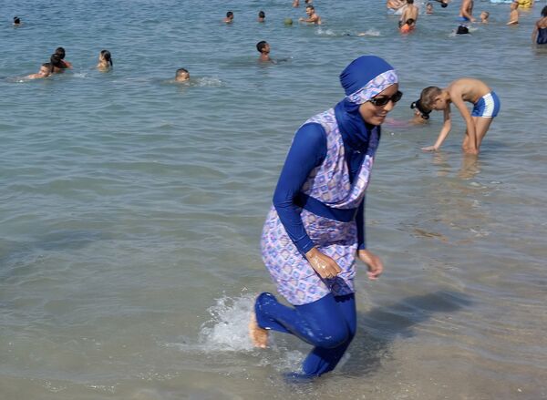 Mujer en burkini Mujer en burkini - Sputnik Mundo