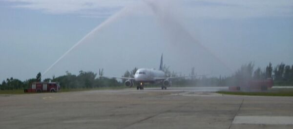 Aterriza en Cuba el primer vuelo regular de pasajeros en cinco décadas - Sputnik Mundo