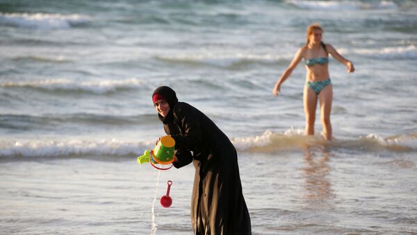 Mujer vestida del burkini - Sputnik Mundo