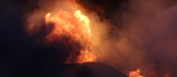 Pozos de petróleo incendiados por los militantes terroristas en Qayyara - Sputnik Mundo