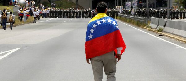 Partidiario de la oposición venezolana con la bandera de Venezuela - Sputnik Mundo