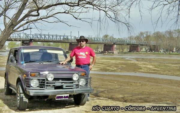 Sergio Antonelli con su carro Sergio Antonelli con su carro - Sputnik Mundo