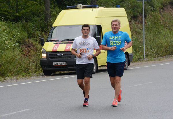 El portavoz de Putin corre durante 5 km en defensa de los tigres de Amur - Sputnik Mundo