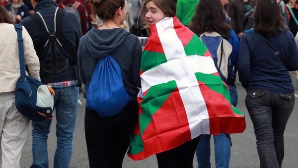 Gente con la bandera vasca - Sputnik Mundo