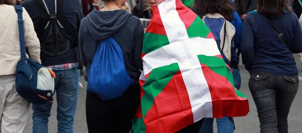 Gente con la bandera vasca - Sputnik Mundo