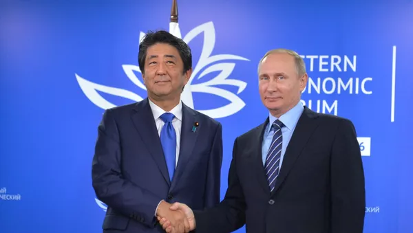 El primer ministro de Japón, Shinzo Abe, y el presidente de Rusia, Vladímir Putin - Sputnik Mundo