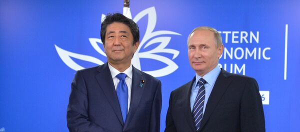 El primer ministro de Japón, Shinzo Abe, y el presidente de Rusia, Vladímir Putin - Sputnik Mundo