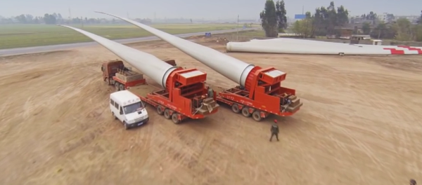 Cómo se transportan las palas de los aerogeneradores gigantes - Sputnik Mundo