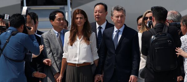 Mauricio Macri, presidente de Argentina, con su esposa al llegar China para la cumbre de G20 Mauricio Macri, presidente de Argentina, con su esposa al llegar China para la cumbre de G20 - Sputnik Mundo