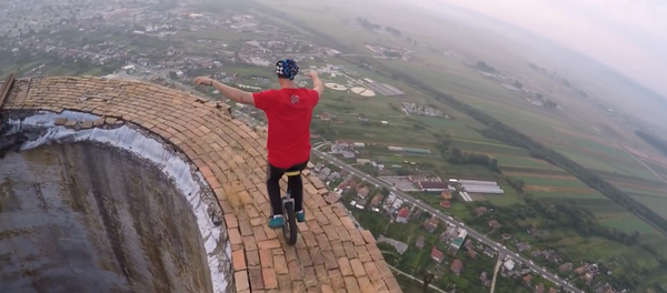 Acróbatas rumanos tientan a la suerte con un monociclo a 250 metros de altura Acróbatas rumanos tientan a la suerte con un monociclo a 250 metros de altura - Sputnik Mundo