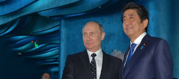 El primer ministro de Japón, Shinzo Abe, y el presidente de Rusia, Vladímir Putin - Sputnik Mundo