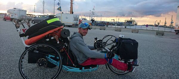 Tras sufrir un trágico accidente con su moto deportiva, Alexandr prefirió una bici de mano a una silla de ruedas. - Sputnik Mundo