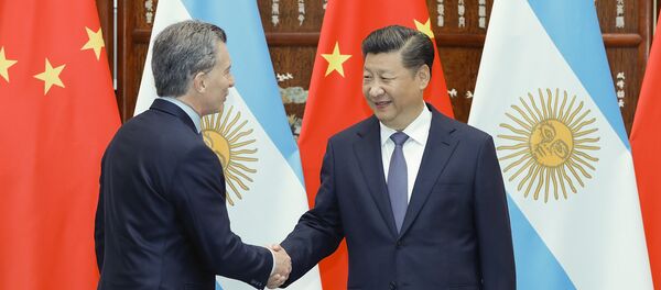 Chinese President Xi Jinping (R) shakes hands with Argentina's President Mauricio Macri - Sputnik Mundo