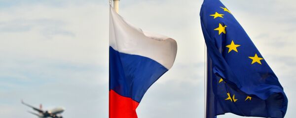 Banderas de la Federación de Rusia y la Unión Europea - Sputnik Mundo