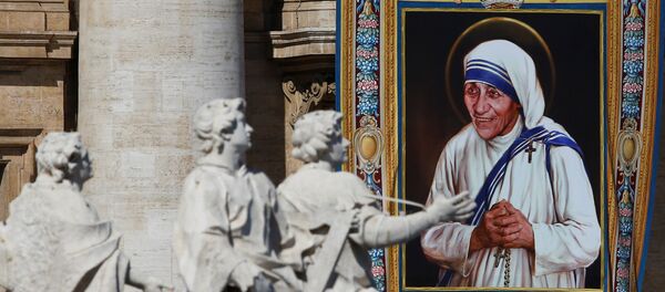 El retrato de la Madre Teresa de Calcuta en la fachada de la basílica de San Pedro durante su canonización en la plaza de San Pedro en la ciudad del Vaticano El retrato de la Madre Teresa de Calcuta en la fachada de la basílica de San Pedro durante su canonización en la plaza de San Pedro en la ciudad del Vaticano - Sputnik Mundo