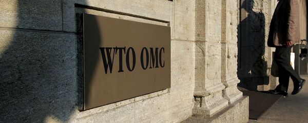 The shadow of a sculpture is reflected on the World Trade Organisation, WTO sign near the entrance of the headquarters, in Geneva (File) - Sputnik Mundo