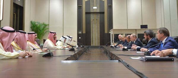 Encuentro entre el presidente ruso, Vladímir Putin, y el príncipe heredero sustituto de Arabia Saudí, Mohamed bin Salmán, en los márgenes de la cumbre del G20 en China - Sputnik Mundo