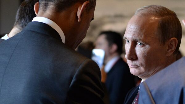 Russian President Vladimir Putin (R) speaks with US President Barack Obama (L) before the Asia-Pacific Economic Cooperation (APEC) Summit plenary session at the International Convention Center in Beijing on November 11, 2014 - Sputnik Mundo