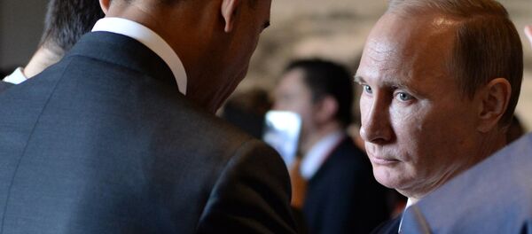 Russian President Vladimir Putin (R) speaks with US President Barack Obama (L) before the Asia-Pacific Economic Cooperation (APEC) Summit plenary session at the International Convention Center in Beijing on November 11, 2014 - Sputnik Mundo