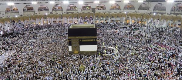 Muslim pilgrims circle the Kaaba at the Grand Mosque in Mecca Muslim pilgrims circle the Kaaba at the Grand Mosque in Mecca - Sputnik Mundo
