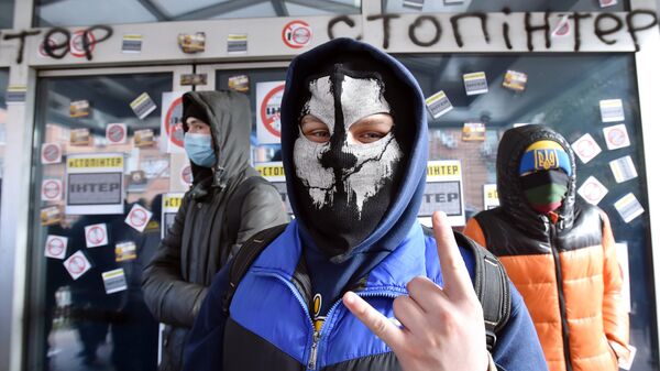 A group of activists block the entrance of the main office of the Ukrainian TV Channel Inter in Kiev on February 25, 2016. - Sputnik Mundo