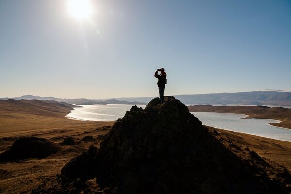 Es imposible hablar de Baikal sin utilizar la palabra más. Baikal es el lago más profundo, y el que alberga la mayor cantidad de agua dulce en el mundo. Además, es uno de los destinos más impresionantes para los turistas. - Sputnik Mundo