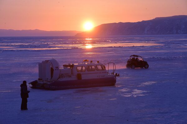 Un paisaje de invierno en el lago Baikal. - Sputnik Mundo