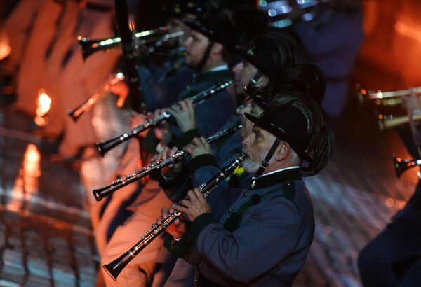 Los momentos más impresionantes del festival de orquestas militares en Moscú - Sputnik Mundo