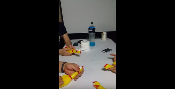 Cómo hacer música con una gallina de plástico Cómo hacer música con una gallina de plástico - Sputnik Mundo