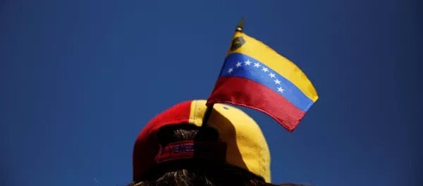 A protester carries a Venezuelan flag on her cap during a demonstration to demand a referendum to remove Venezuela's President Nicolas Maduro, in Madrid, Spain, September 4, 2016. A protester carries a Venezuelan flag on her cap during a demonstration to demand a referendum to remove Venezuela's President Nicolas Maduro, in Madrid, Spain, September 4, 2016. - Sputnik Mundo