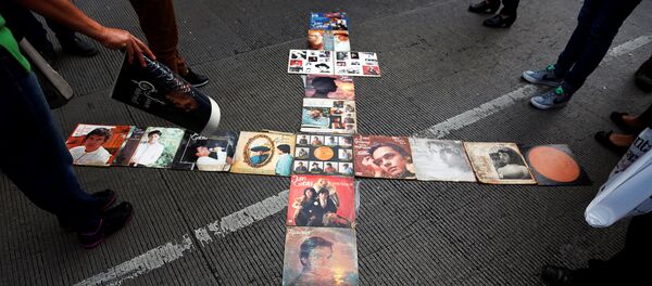 Ciudad de México se vuelca a las calles para dar su adiós a Juan Gabriel - Sputnik Mundo