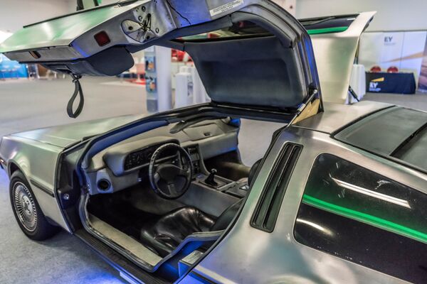 En 'Regreso al futuro', los protagonistas utilizan un Delorean para volver al pasado - Sputnik Mundo