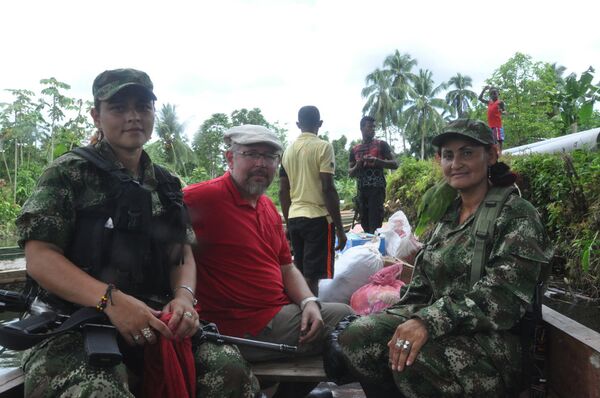 Oleg Yasinsky compartiendo con los guerrilleros de las FARC Oleg Yasinsky compartiendo con los guerrilleros de las FARC - Sputnik Mundo