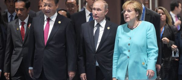 Vladímir Putin (centro) con Xi Jinping y Angela Merkel Vladímir Putin (centro) con Xi Jinping y Angela Merkel - Sputnik Mundo