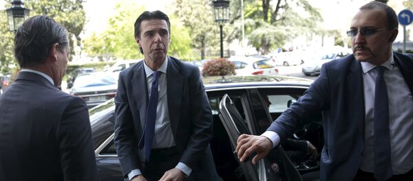 Spain's Industry Minister Jose Manuel Soria (C) arrives for an event in Madrid, Spain, April 13, 2016 - Sputnik Mundo