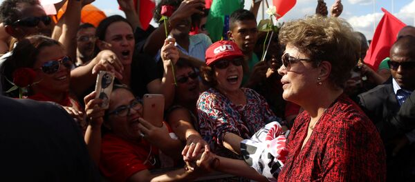 La expresidenta brasileña Dilma Rousseff abandonó definitivamente el Palacio de la Alvorada de Brasilia ante una multitud que la aclamaba - Sputnik Mundo