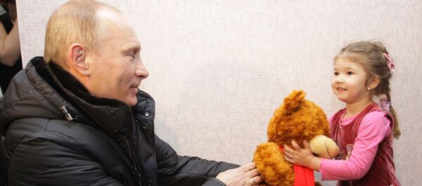 Vladímir Putin le regala un osito de peluche a una niña - Sputnik Mundo