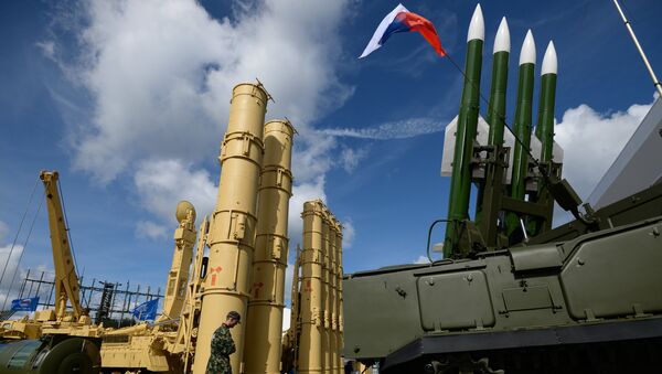 Sistemas antiaéreos rusos S-300VM Antey-2500 (izda.) y SA-17 Buk-M2 (dcha.) - Sputnik Mundo