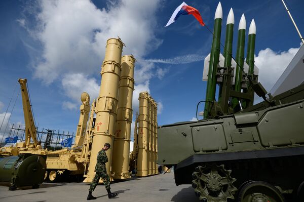 Sistemas antiaéreos rusos S-300VM Antey-2500 (izda.) y SA-17 Buk-M2 (dcha.) en el foro Army 2016 Sistemas antiaéreos rusos S-300VM Antey-2500 (izda.) y SA-17 Buk-M2 (dcha.) en el foro Army 2016 - Sputnik Mundo