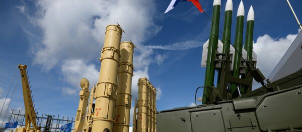 Sistemas antiaéreos rusos S-300VM Antey-2500 y SA-17 Buk-M2 en el foro Army-2016 - Sputnik Mundo