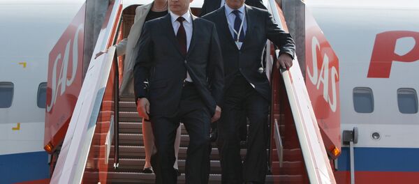 Putin bajando del avión tras el aterrizaje en Dinamarca - Sputnik Mundo