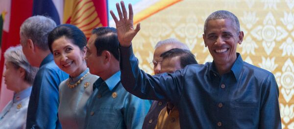 El presidente de EEUU, Barack Obama en la cena de gala de la Cumbre de Asia Oriental en Laos El presidente de EEUU, Barack Obama en la cena de gala de la Cumbre de Asia Oriental en Laos - Sputnik Mundo