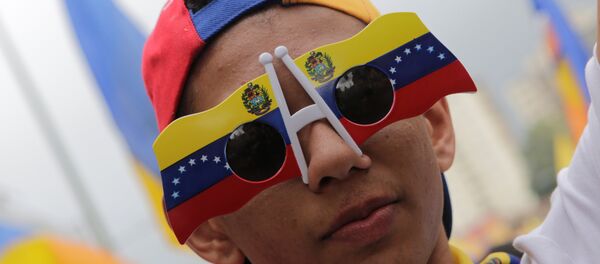 Un partidario de la oposición venezolana Un partidario de la oposición venezolana - Sputnik Mundo