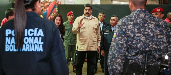 Venezuela's President Nicolas Maduro (C) attends a police officers' graduation ceremony in Caracas, Venezuela - Sputnik Mundo