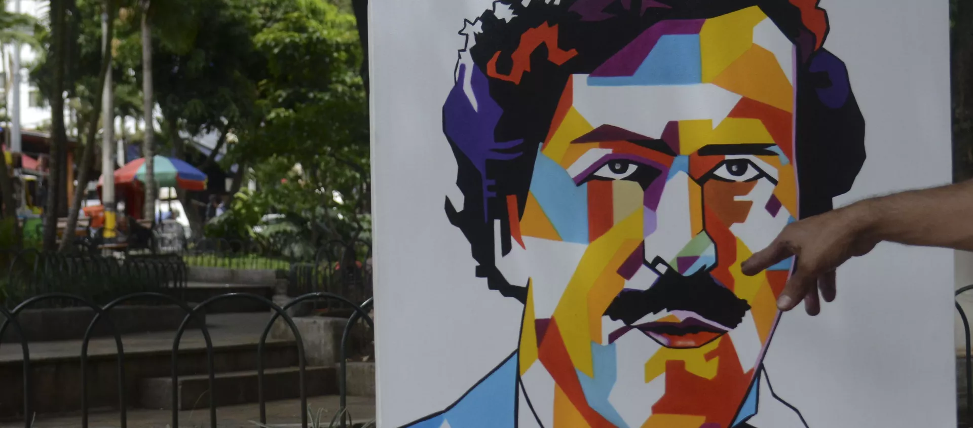 Paintings depicting late Colombian drug lord Pablo Escobar are on display at Lleras Park in Medellin Paintings depicting late Colombian drug lord Pablo Escobar are on display at Lleras Park in Medellin - Sputnik Mundo, 1920, 24.09.2020