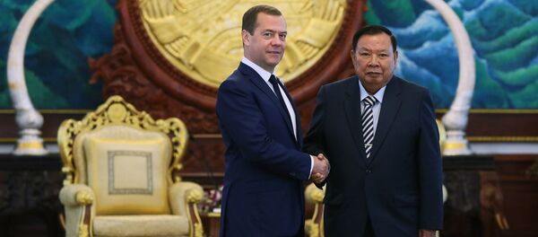Primer ministro ruso, Dmitri Medvédev, y presidente de Laos, Bounnhang Vorachith - Sputnik Mundo